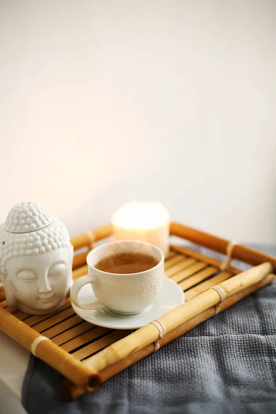 Šálek Horkého Aromatického Čaje Umístěný Bambusovém Podnosu Blízkosti Buddhovy Hlavy — Stock fotografie