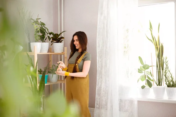 Jeune Femelle Avec Des Tresses Souriantes Prenant Soin Plantes Pot — Photo