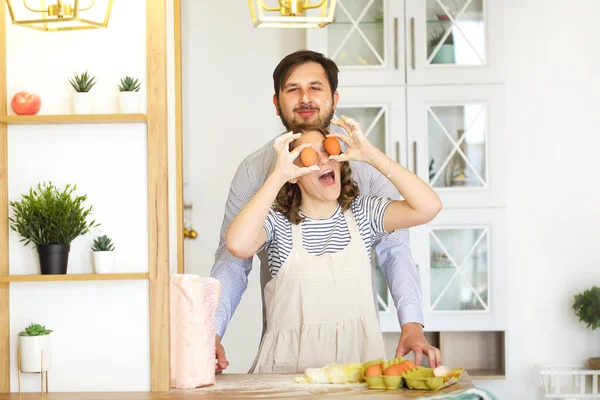 Vista Lateral Pareja Encantada Amor Abrazos Cocina Mientras Cocinan Juntos —  Fotos de Stock