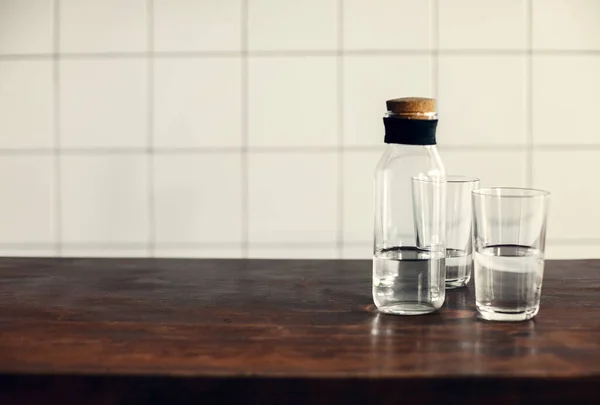 Transparante Fles Glazen Met Mineraalwater Houten Tafel Gereconstrueerd — Stockfoto
