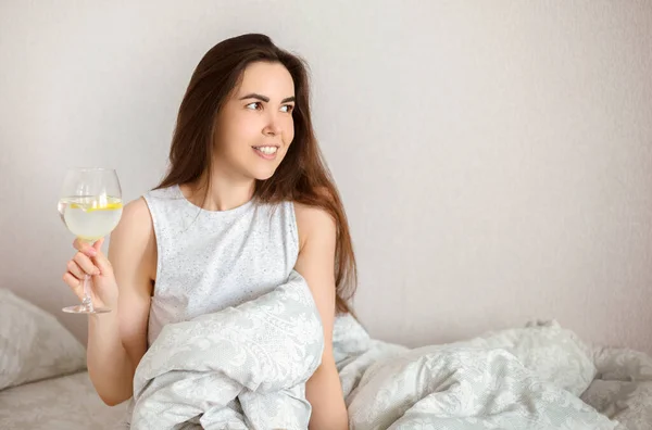 Junge Frau Mit Einem Glas Kaltgetränk Mit Zitrone Lächelt Und — Stockfoto