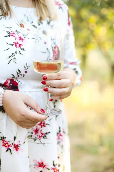 Donna Irriconoscibile Abito Floreale Godendo Vino Bianco Nella Soleggiata Giornata — Foto Stock