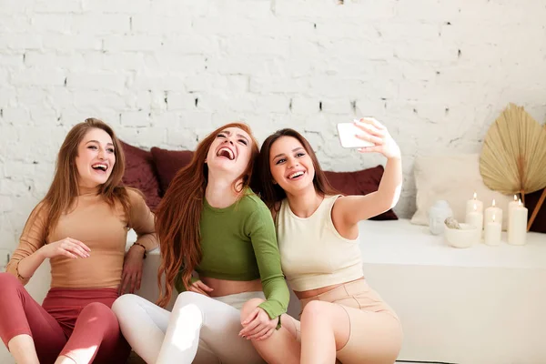 Mujeres Jóvenes Optimistas Ropa Casual Sonriendo Tomando Selfie Mientras Sienta — Foto de Stock