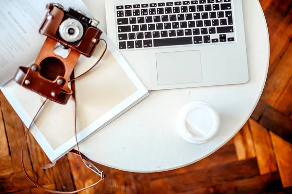 Macchina Fotografica Retrò Tazza Caffè Andare Posto Tavolo Rotondo Vicino — Foto Stock