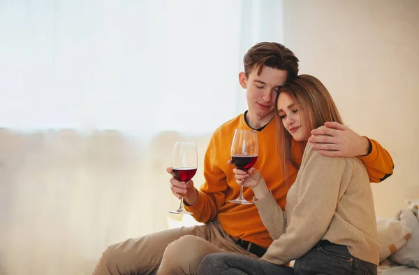 Jovem Homem Mulher Abraçando Desfrutando Vinho Tinto Durante Encontro Romântico — Fotografia de Stock