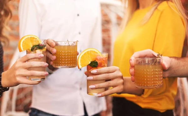 Homens Mulheres Felizes Batendo Copos Coquetéis Frutas Propondo Brinde Durante — Fotografia de Stock