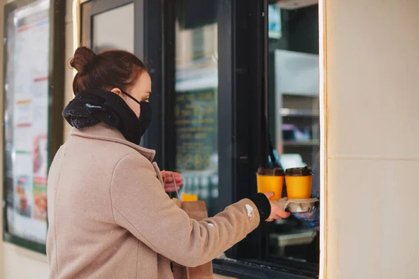 Vista Laterale Del Cliente Femminile Maschera Che Prende Sacchetto Carta — Foto Stock