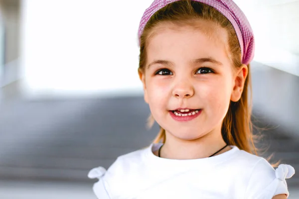 Charming Toddler Smiling Standingat Street While Looking City — 스톡 사진