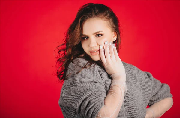 Mujer Joven Con Elegantes Guantes Translúcidos Tocando Cara Mirando Cámara —  Fotos de Stock