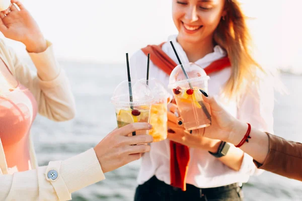 Mujeres Jóvenes Felices Con Bebidas Para Llevar Caminando Por Pavimento —  Fotos de Stock