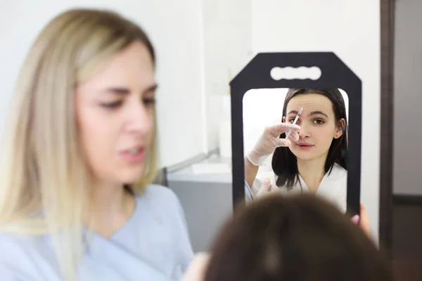 美容院妇女抗衰老过程中专业美容师在眼部注射透明质酸 — 图库照片