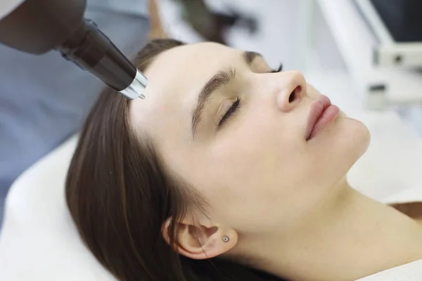 Cosmétique Féminine Focalisée Faisant Resurfaçage Laser Client Dans Des Lunettes — Photo