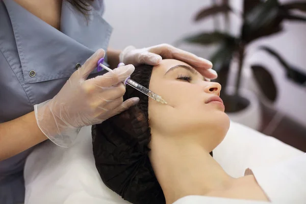 Esteticista Inyectando Cara Mujer Salón Belleza Cerca — Foto de Stock