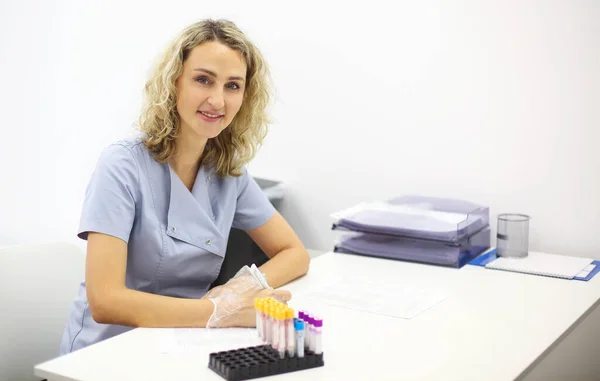 Medico Donna Alla Sua Scrivania Ufficio Pronto Ricevere Pazienti Della — Foto Stock