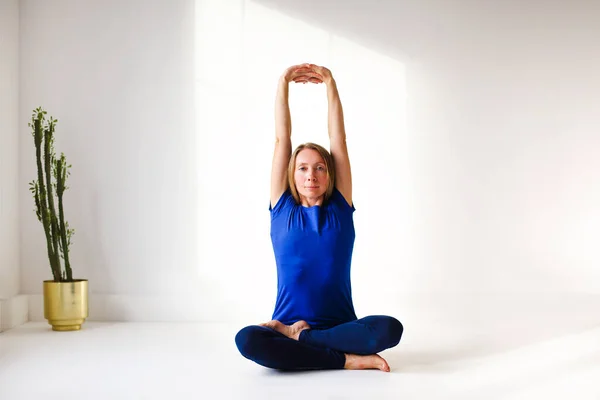Kalm Vrouwtje Sportkleding Beoefenen Yoga Pose Terwijl Balanceren Weg Kijken — Stockfoto