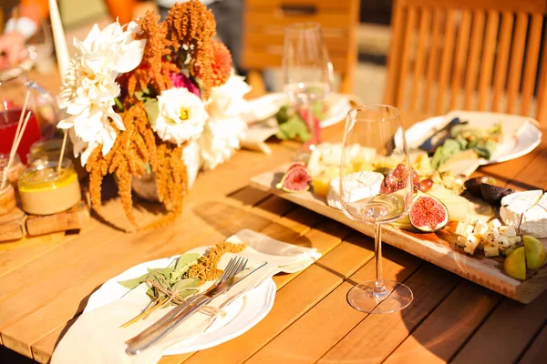 Leeres Weinglas Neben Tafel Mit Früchten Auf Festtafel Sonnigem Sommertag — Stockfoto