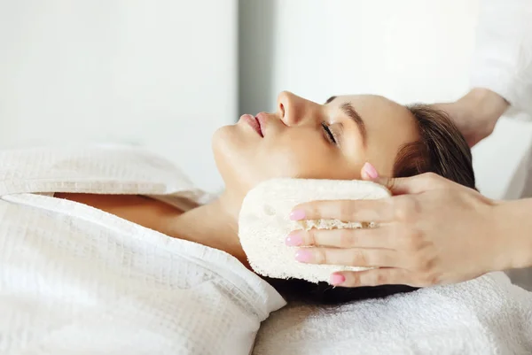 Mujer Morena Relajada Con Una Profunda Mascarilla Nutritiva Limpiadora Aplicada —  Fotos de Stock