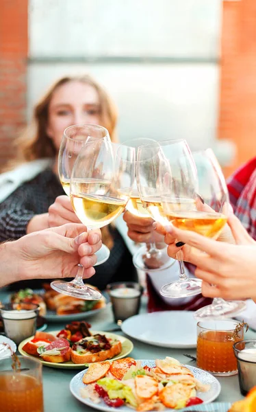 Grupo Personas Anónimas Sacudiendo Las Copas Vino Proponiendo Brindis Durante —  Fotos de Stock