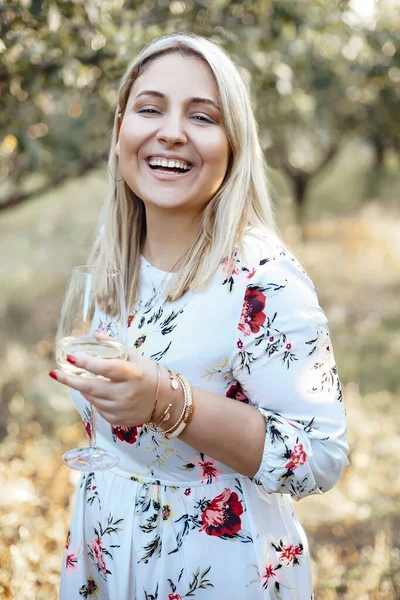 Blond Kvinna Blommig Klänning Njuter Vitt Vin Solig Sommardag Naturen — Stockfoto