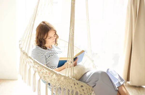 Corpo Inteiro Encantado Jovem Fêmea Descansando Cadeira Pendurada Livro Leitura — Fotografia de Stock