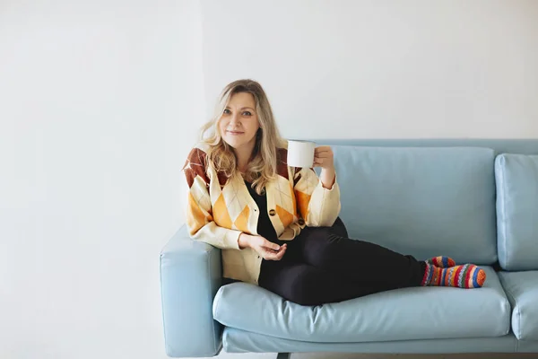 Positieve Volwassen Vrouw Drinken Warme Drank Kijken Naar Camera Met — Stockfoto