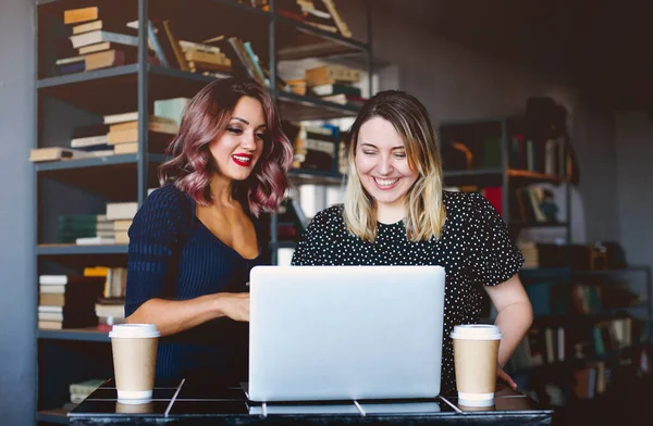 Ευτυχισμένες Φίλες Που Χαμογελούν Και Κάνουν Βιντεοκλήση Στο Laptop Στο — Φωτογραφία Αρχείου