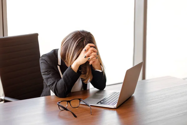 Young Female Manager Taked Glasses Typing Netbook Keyboard While Sitting — Stock Photo, Image