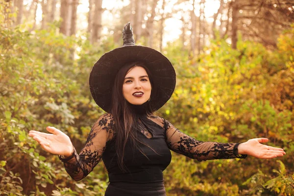 Mladá Žena Černém Klobouku Dívá Pryč Halloween Den Podzimním Lese — Stock fotografie