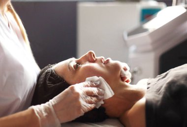 Rahatlatıcı bir yüz maskesi takmış, rahatlatıcı bir kadın.