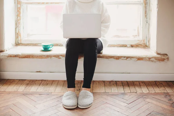 Mujer Irreconocible Zapatillas Suéter Sentado Alféizar Ventana Cerca Taza Café — Foto de Stock