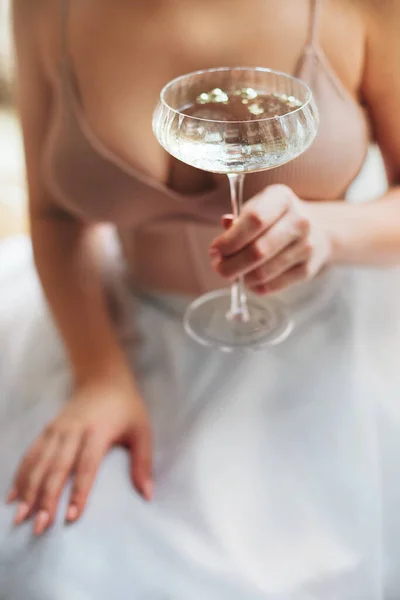 Dall Alto Fuoco Morbido Donna Anonima Con Calice Vetro Champagne — Foto Stock