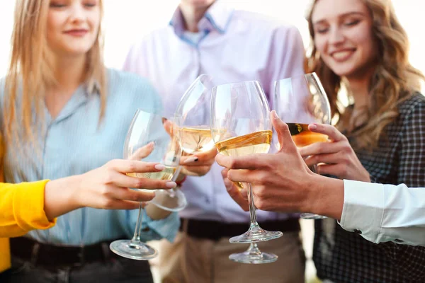 Group Anonymous People Clinking Wineglasses Proposing Toast Party Rooftop — Stock Photo, Image