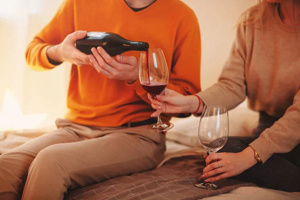 Jovem Homem Mulher Abraçando Desfrutando Vinho Tinto Durante Encontro Romântico — Fotografia de Stock