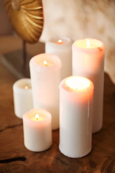 Conjunto Velas Blancas Ardientes Elegante Decoración Dorada Colocada Mesa Madera —  Fotos de Stock