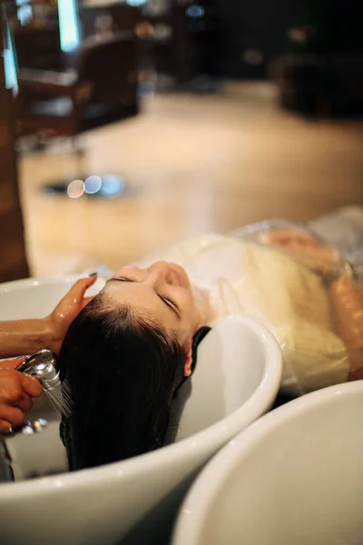 Joyeux Jeune Femme Bénéficiant Massage Tête Tout Faisant Laver Les — Photo
