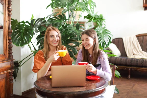 Boldog Női Barátok Mosolyogva Videohívás Laptopon Miközben Asztalnál Ebédlőben — Stock Fotó