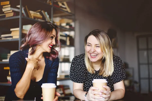 Boldog Fiatal Multiracionális Női Barátok Ülnek Asztalnál Hideg Italokkal Kávézóban — Stock Fotó
