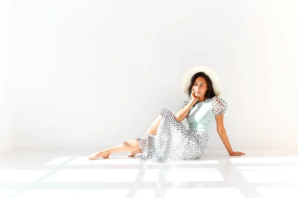 Бічний Погляд Молоду Азіатську Жінку Стильному Капелюсі Літньому Вбранні Орнаментом — стокове фото