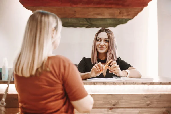 Jeune Réceptionniste Féminine Travaillant Dans Salon Beauté Écrivant Rendez Vous — Photo