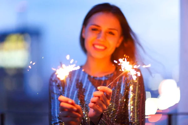 Încântată Tânără Doamnă Rochie Seară Zâmbind Fluturând Scântei Arzătoare Timpul — Fotografie, imagine de stoc