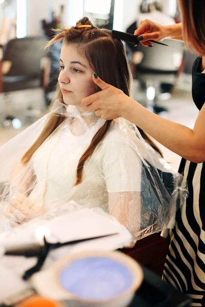 Peluquería Femenina Irreconocible Untando Tinte Cabello Mujer Mientras Trabaja Salón —  Fotos de Stock
