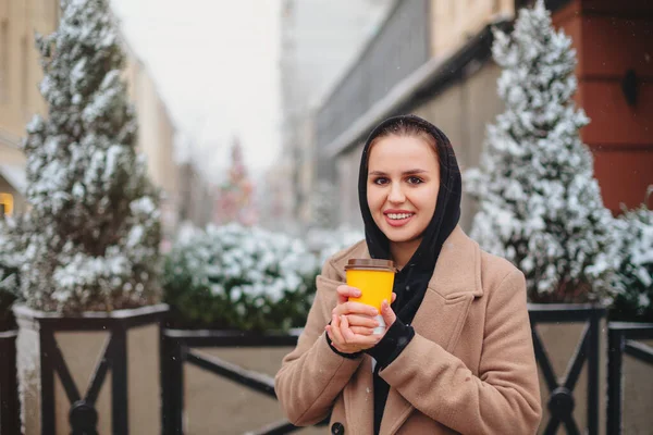 Sidovy Glad Ung Kvinna Ytterkläder Ler Och Tittar Kameran Medan — Stockfoto