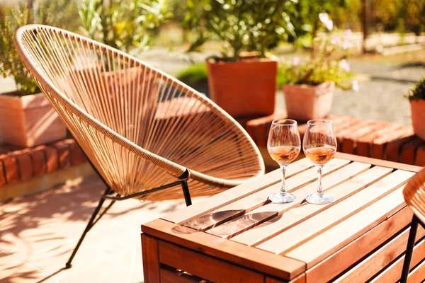 High Angle Glass Wine Placed Table Sunny Summer Day Yard — 스톡 사진