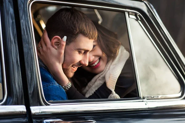 Sevgi Dolu Erkek Kadın Parkta Retro Arabada Sarılıyorlar — Stok fotoğraf