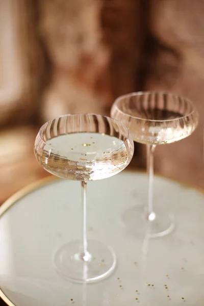盛装香槟酒的高角玻璃杯 盛装在盘子里 — 图库照片