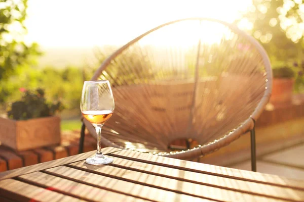 Alto Ângulo Vidro Vinho Colocado Barreira Tijolo Dia Ensolarado Verão — Fotografia de Stock