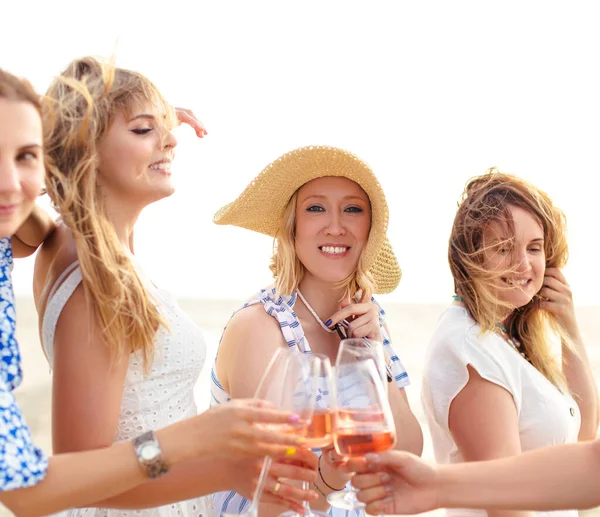 Glückliche Freundinnen Sommerkleidern Lächeln Und Klimpern Mit Weingläsern Während Sie — Stockfoto