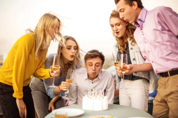 Jong Gelukkig Guy Blaast Kaarsen Zijn Verjaardag Doen Een Wens — Stockfoto