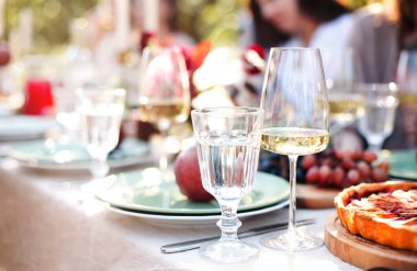 Etkinlik sırasında sofra masasının üzerine yerleştirilmiş taze çiçeklerin ve yanan mumların yumuşak odağı