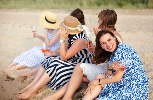 夏天快乐的女性朋友们一边在沙滩上休息 一边笑容可亲地喝酒 — 图库照片